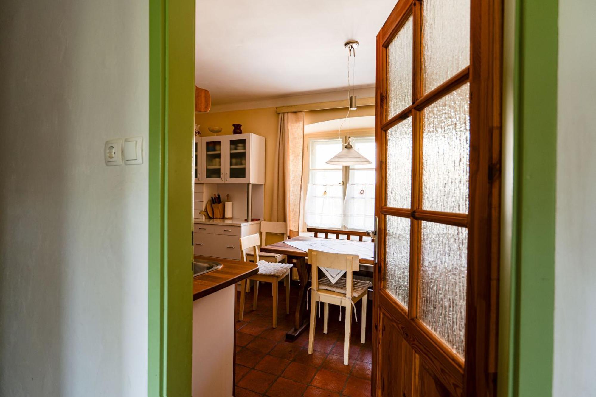 House, Garden And A Green Cat Блед Екстериор снимка